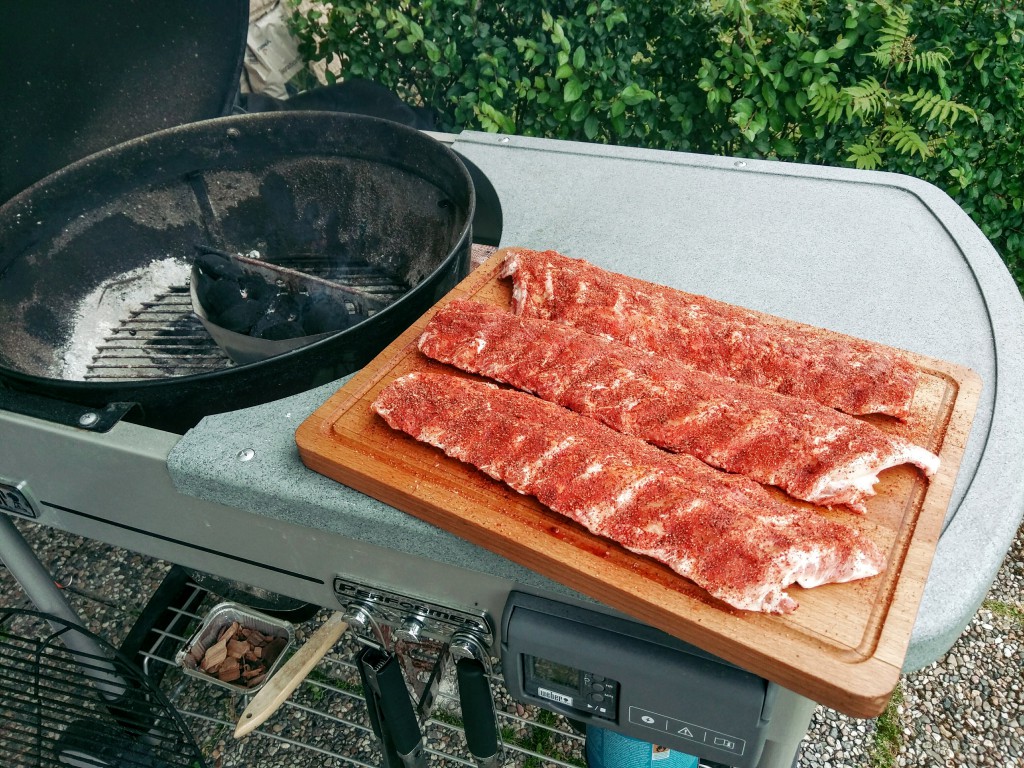 Grillen är tänd! Jag använder endast en brikettkorg. Det blir perfekt värme. Ca 150 grader.