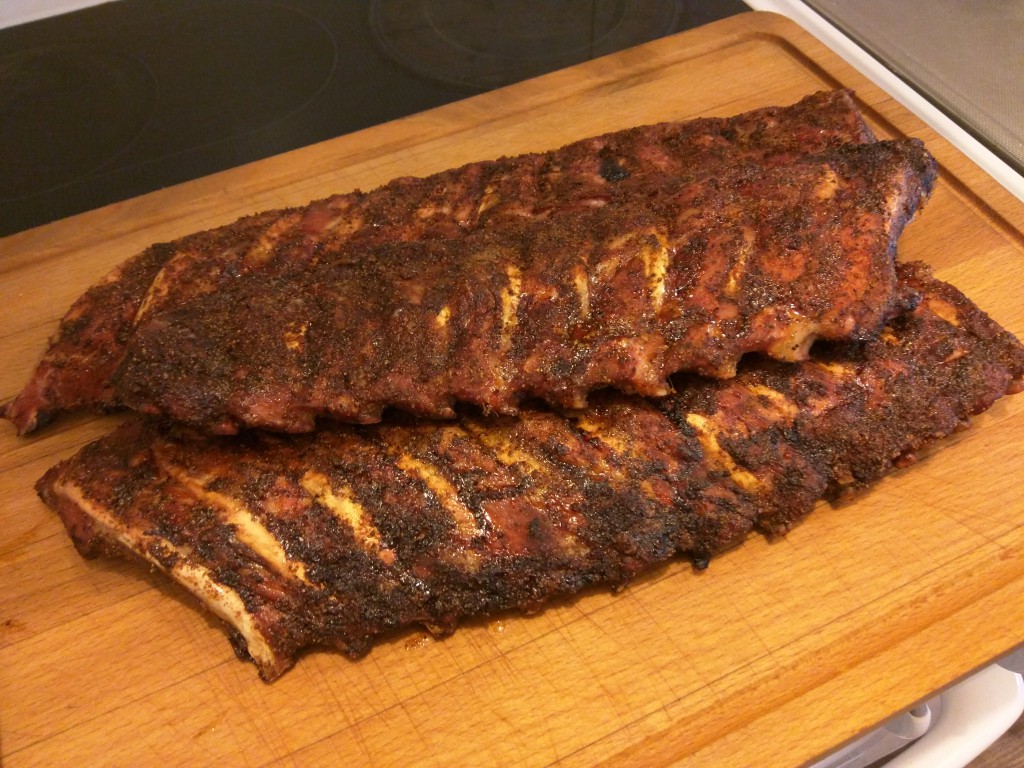 Efter tre timmar på grillen. Första steget i 3-2-1-metoden.