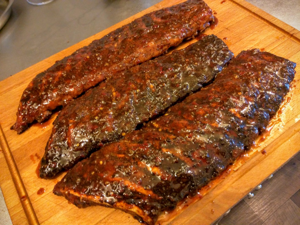Efter två timmar är det dags för sista steget. Ta bort folien. På med glaze. Snåla inte! In i grillen i 1 timma.