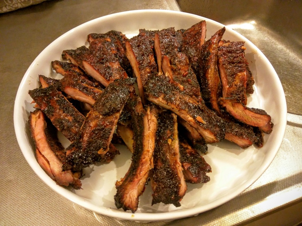 Köttet ramlar av benen. Det är grymt gott och uppskattas väldigt mycket på grillbordet.